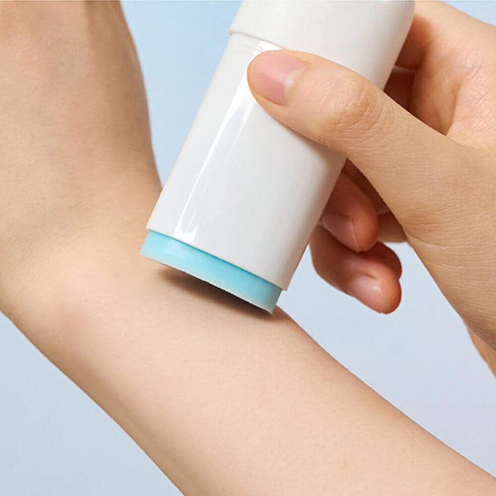 Солнцезащитный стик с шёлковым финишем SKIN1004 Hyalu-Cica Silky-Fit Sun Stick SPF50+ PA++++